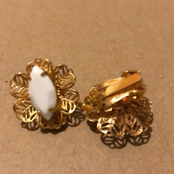 VINTAGE EARRINGS EUC CLIP ON COSTUME JEWELRY GOLD TONE STONE - Picture 3 of 3